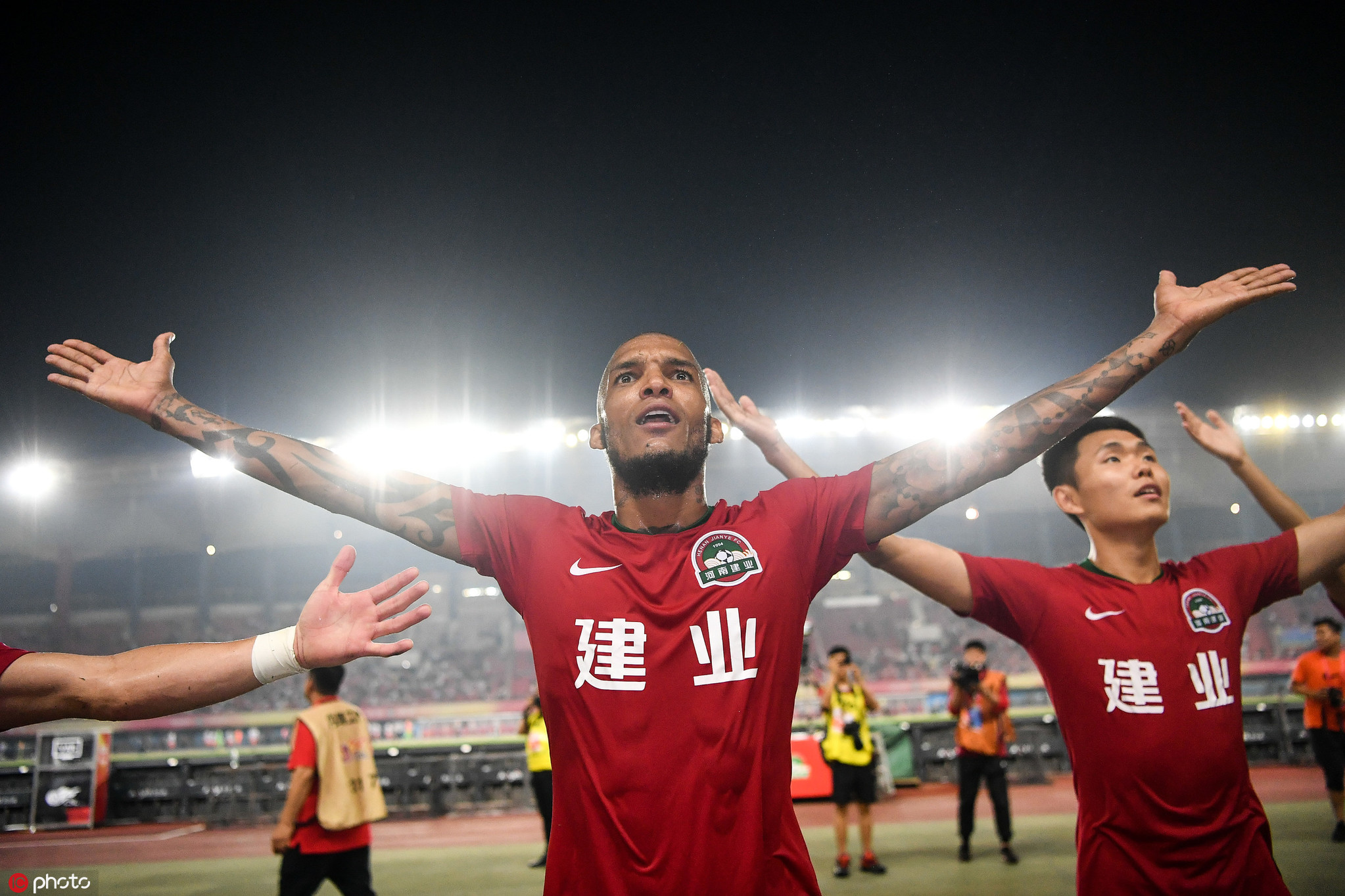 河南建业众将谢场,卡兰加振臂怒吼亲吻队徽,周定洋竖起大拇指
