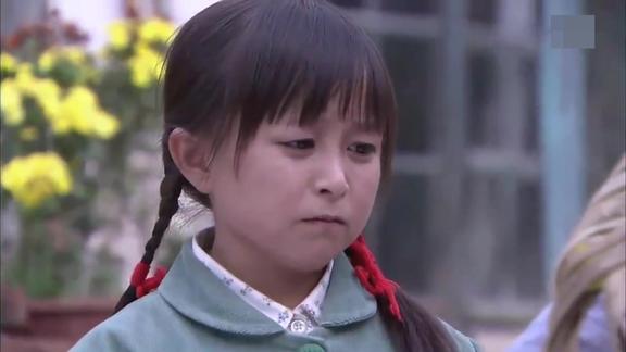 樱桃红之袖珍妈妈杜鹃捡养了一个孩子村里人送来奶粉奶瓶