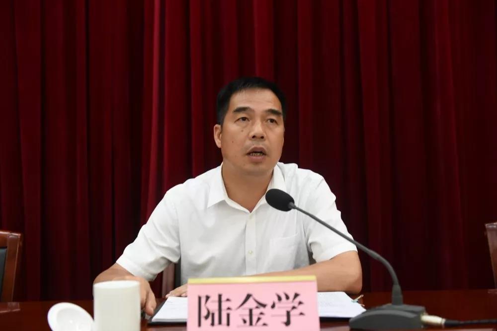 会上,县委副书记,县长杨开源传达了上级有关非洲猪瘟