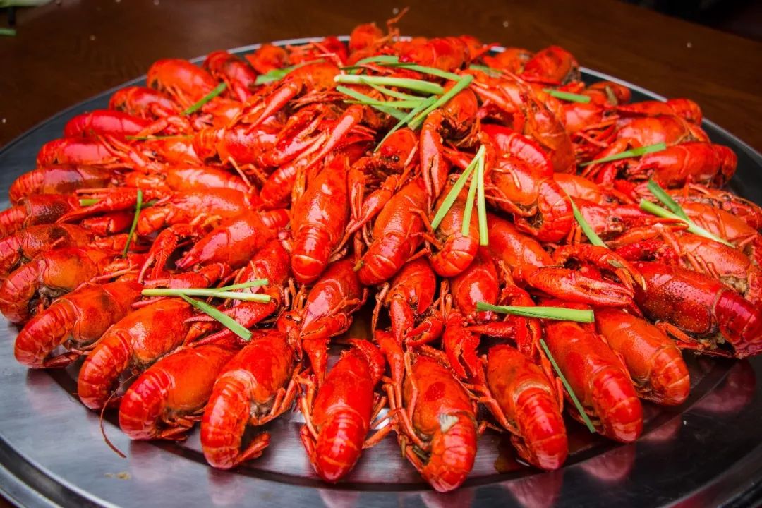 招牌手抓虾,每桌必点,创下了销售神话.