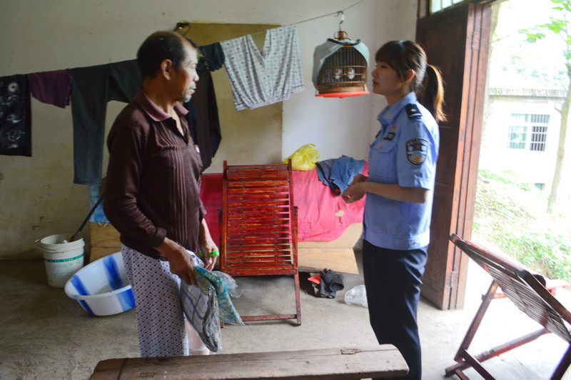 7月9日,修文县公安局小箐派出所党支部组织党员民警深入困难群众家中