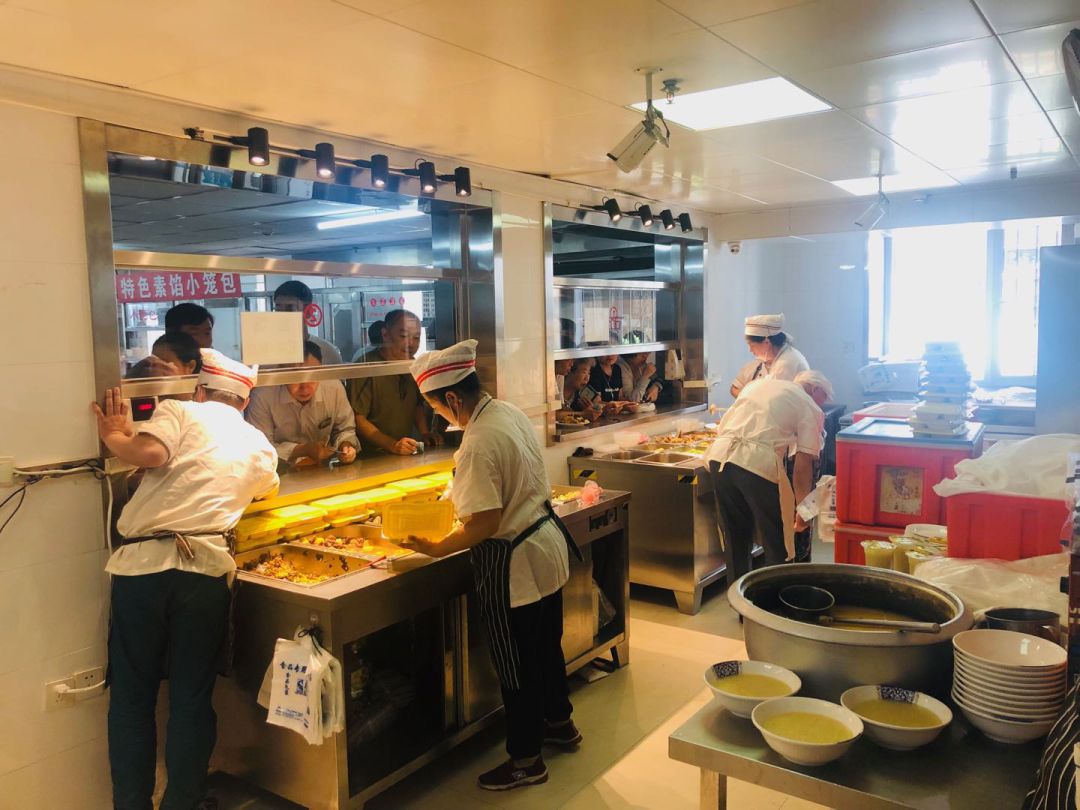 坚持"三心"服务理念 打造良好就餐环境_食堂