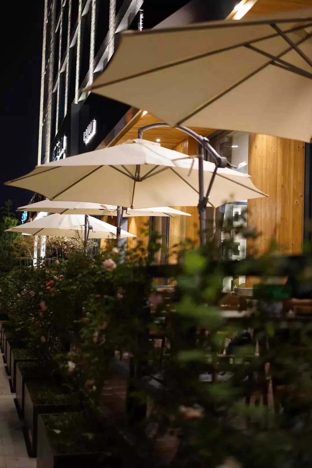 北欧风尚的外设场景,再配上暖色系的灯光,无不透露着小资生活的情调