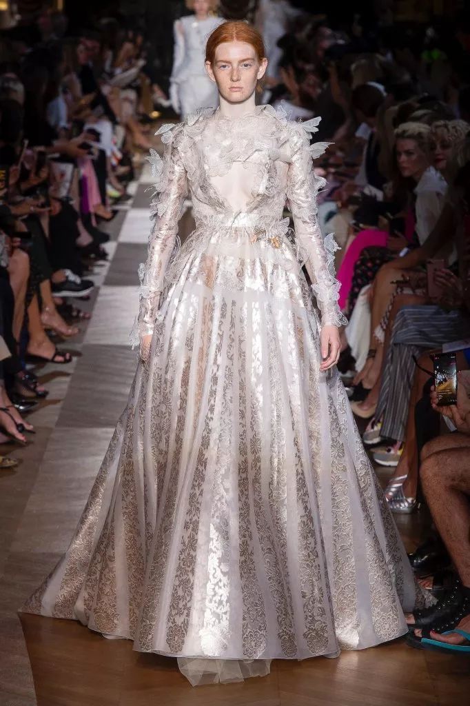 废物再利用不得不提的创始人elsaschiaparelli他不仅仅为三宅一生的