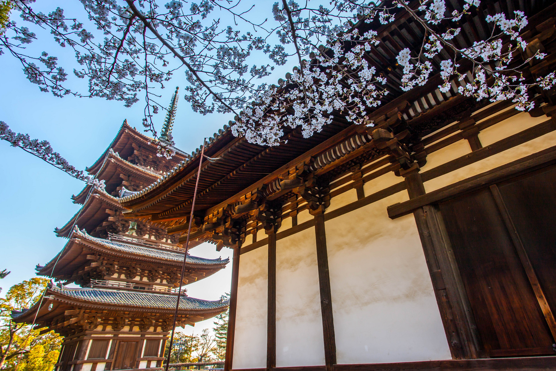 行走在奈良,处处都是似曾相识的古迹,这样的建筑风格在中国许多历史