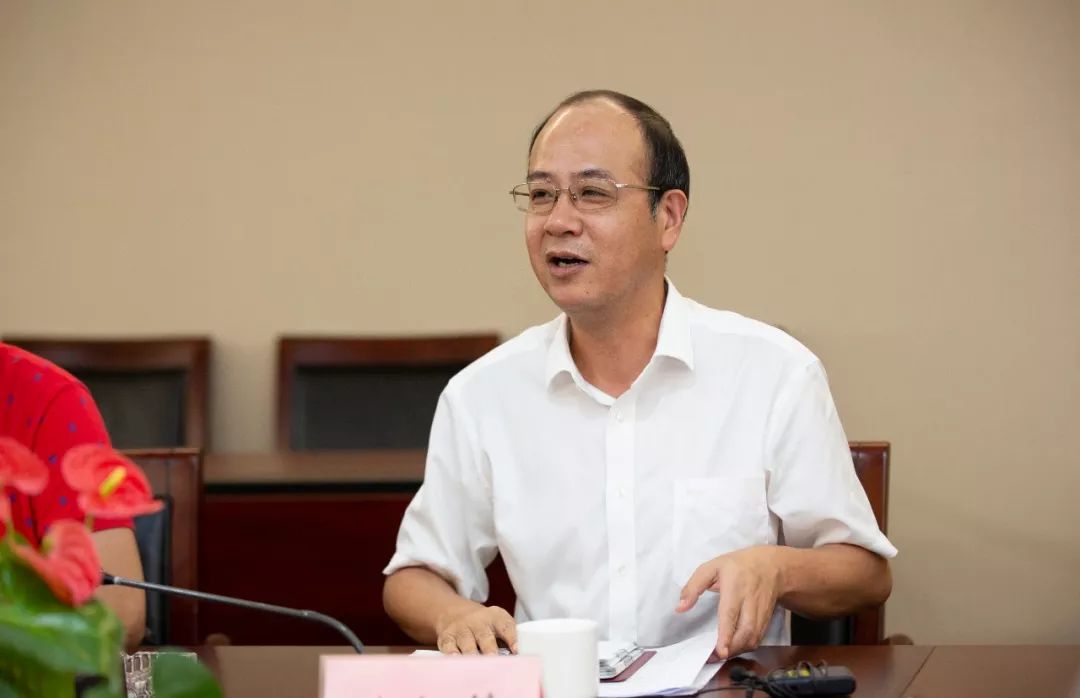 7月8日下午,市主题教育第十二巡回指导组组长陈长锋一行到市住房和