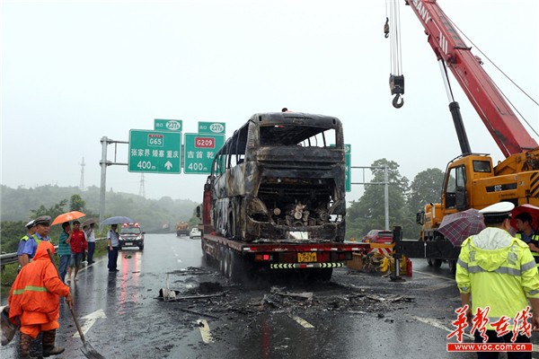 湘西高速发生一起客车起火事故 39名司乘人员成功脱险