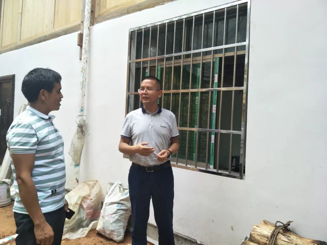 王佳龙深入到朗洞镇指导脱贫攻坚工作