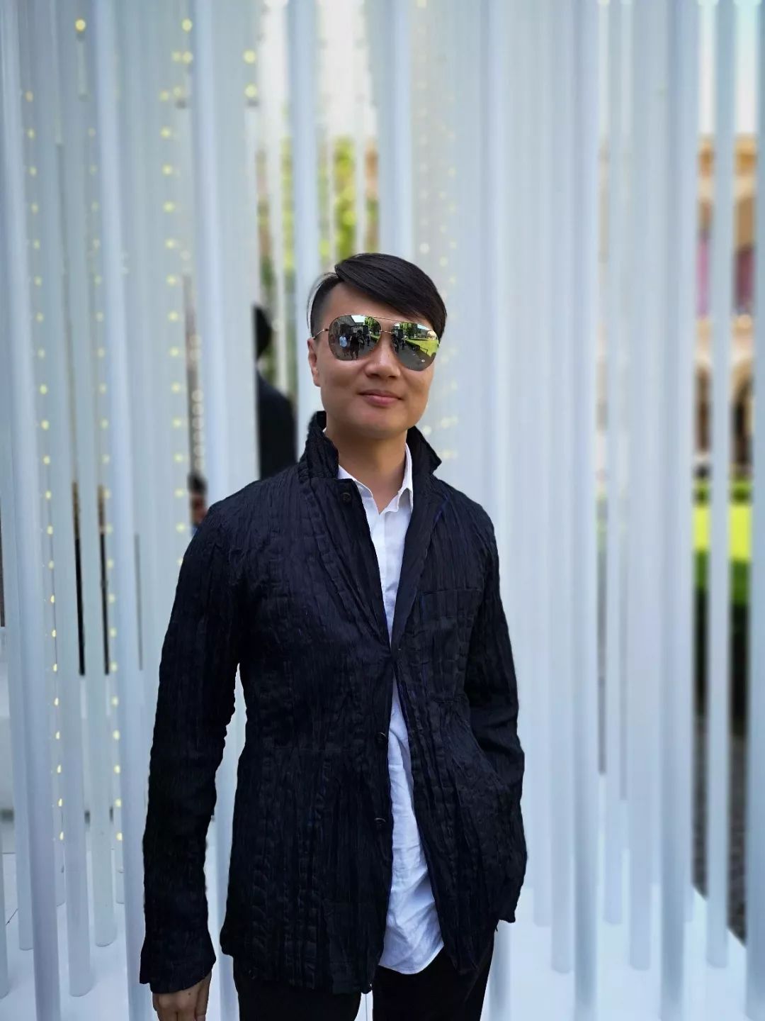 设计师罗刚以螺旋风管作为室内送风方式,一个个圆形螺旋结构笔直排列