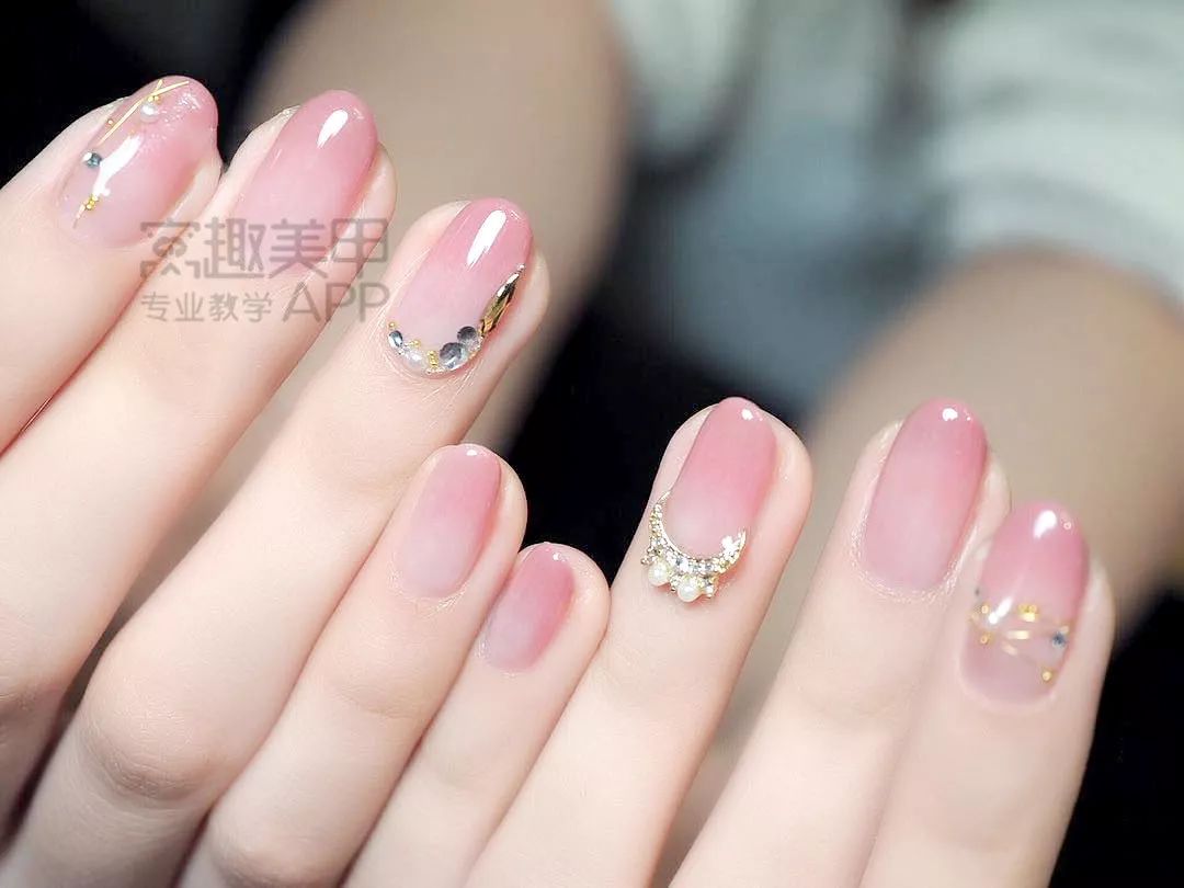 freshflower夏天的味道稍微在指尖玩点花样就能变得亮眼不少渐变美甲