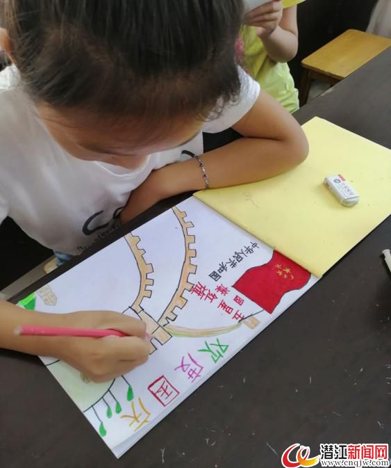 活动第三天,孩子们开展弘扬家国情 礼赞新时代为主题的画国旗,绘