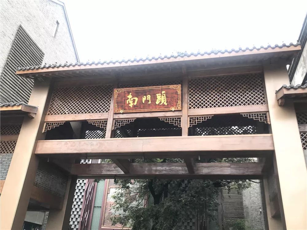 也就是现在梅湾街东区的南门头!