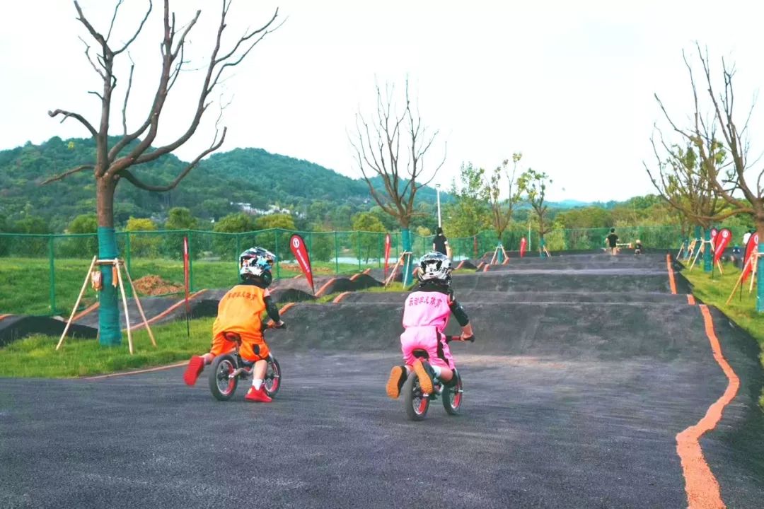 葫拉平衡车公园位于农场的中心位置,设计成可爱的葫芦形状.