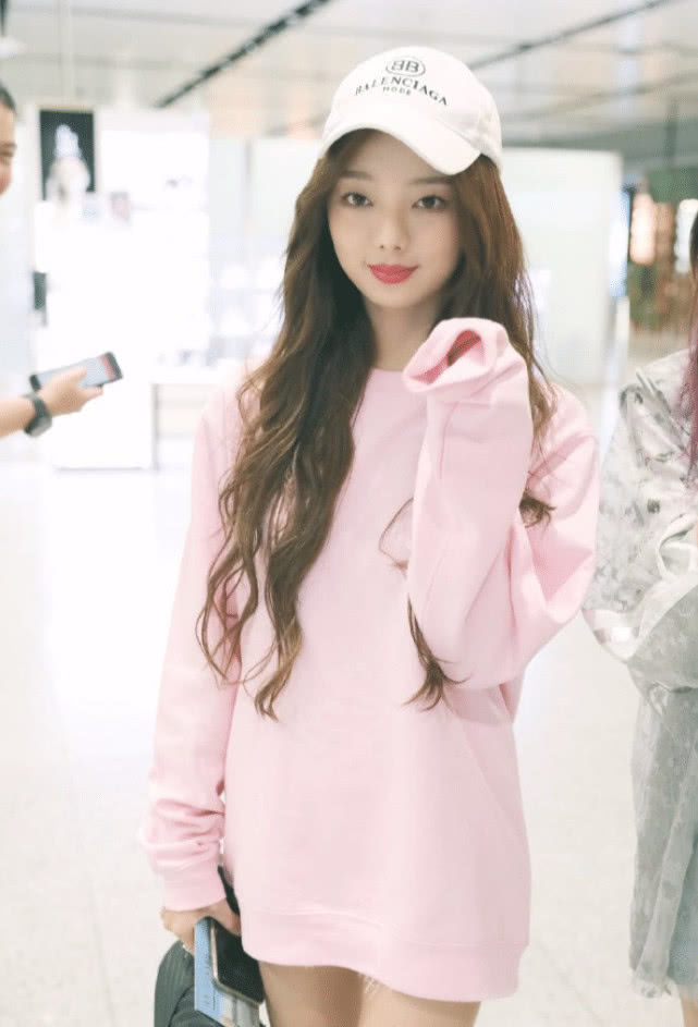 原创火箭少女李紫婷亮相机场,粉色长袖卫衣搭高筒袜,简直是芭比本人