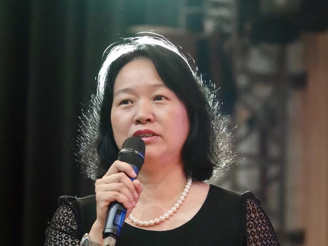 图:林纯莹校友演讲随后,王璁校友带领大家现场演唱《执信,一个仰望的