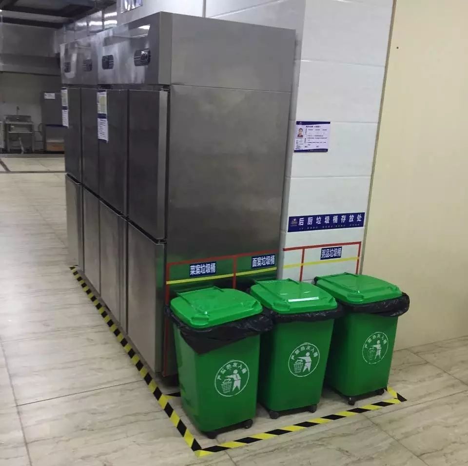 不乱堆乱放,定点回收及时;专间内使用加盖非手动式垃圾桶
