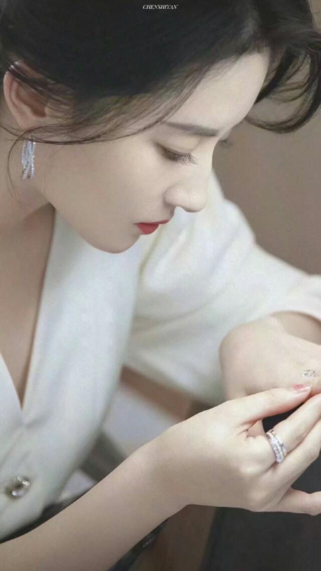 天仙下凡刘亦菲新照引轰动