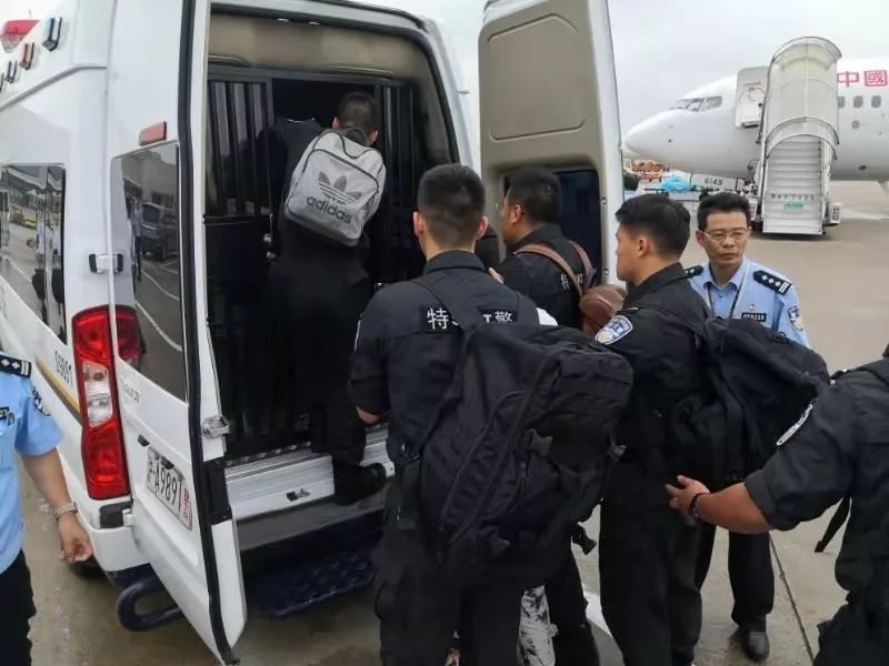 四名"套路贷"犯罪团伙成员被上海警方从境外押解回沪_宋某