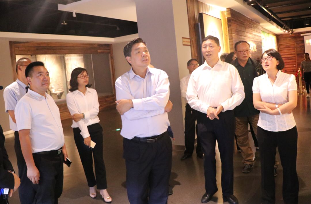 在开展仪式现场,昆明市博物馆馆长田建发表讲话.
