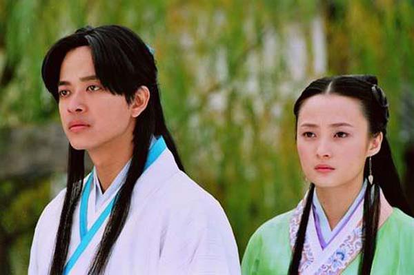 发现了彼此原来是仇人,加上身边其他人的心怀不轨,这对有情人最后拔刀