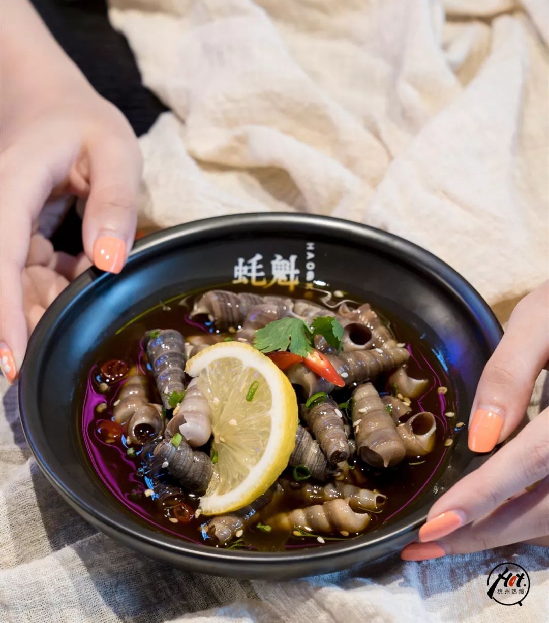 别看这钉螺细细长长的螺肉却十分饱满嗦上一颗酒香混合着麻辣立刻