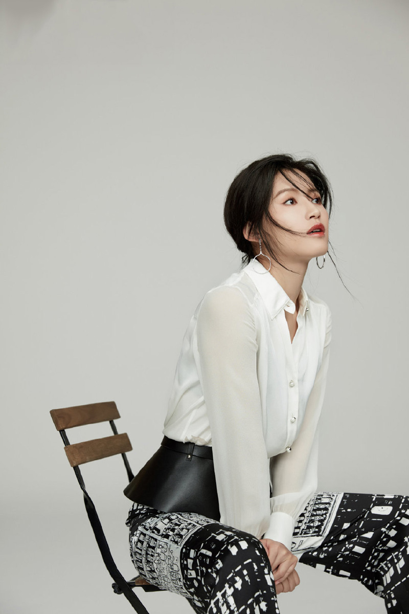 女演员苏青优雅性感迷人时尚写真