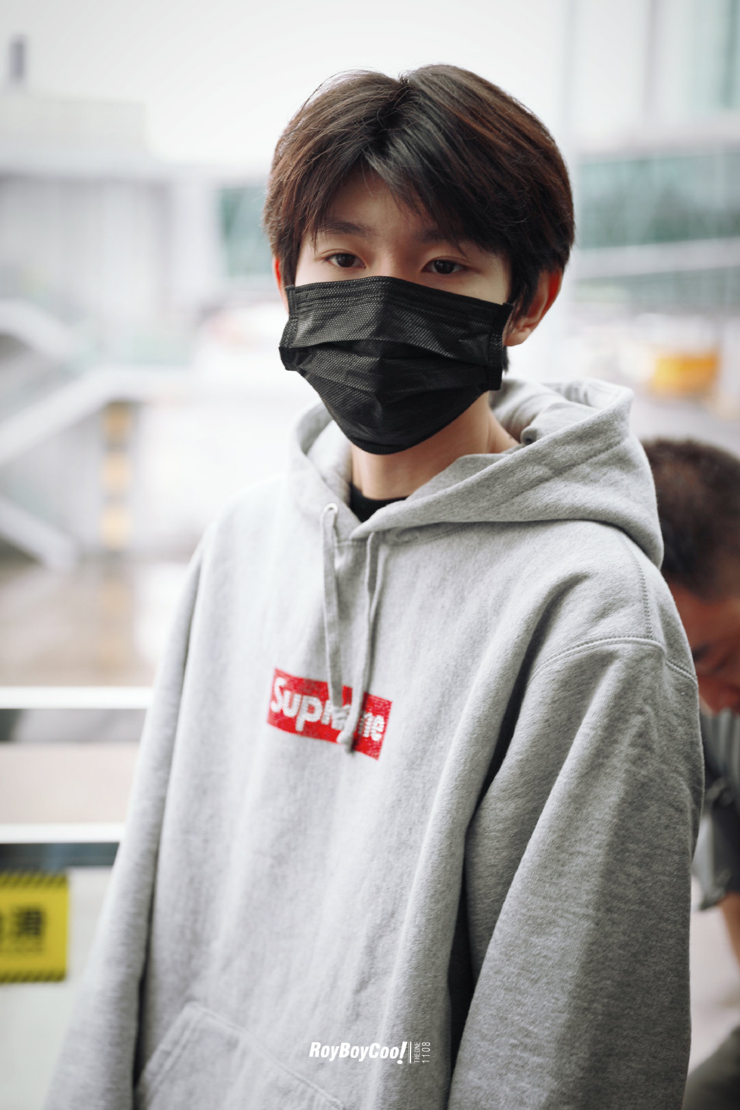 王源重庆飞昆明出发帅哥撩发撩动人心