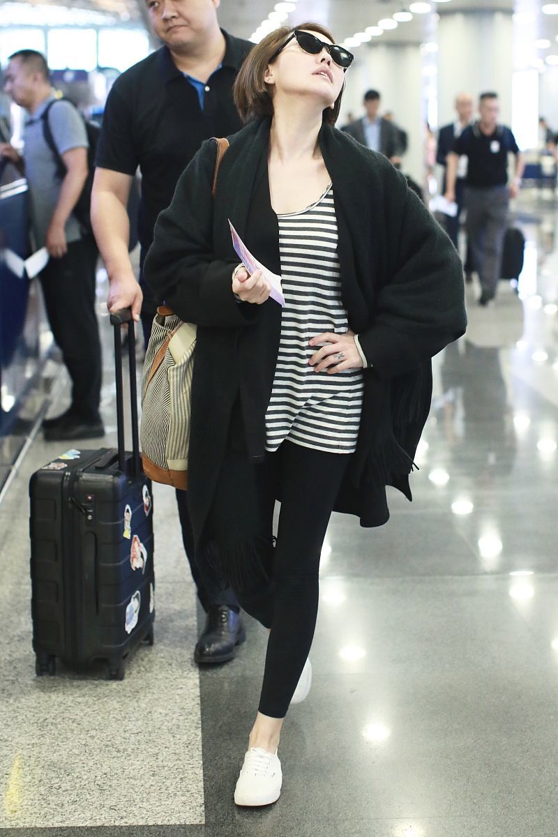 小s风波后,机场动作浮夸强颜欢笑,网友:先把眼泪擦干再装幸福