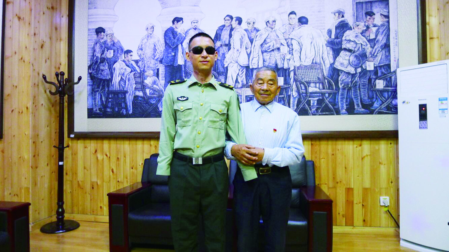 杜富国和黄大发合影"太好了,这次我终于见到你了.