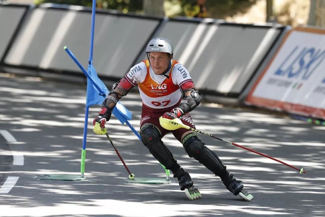 张振海创造历史张颢志在夺冠世界轮滑锦标赛半程盘点