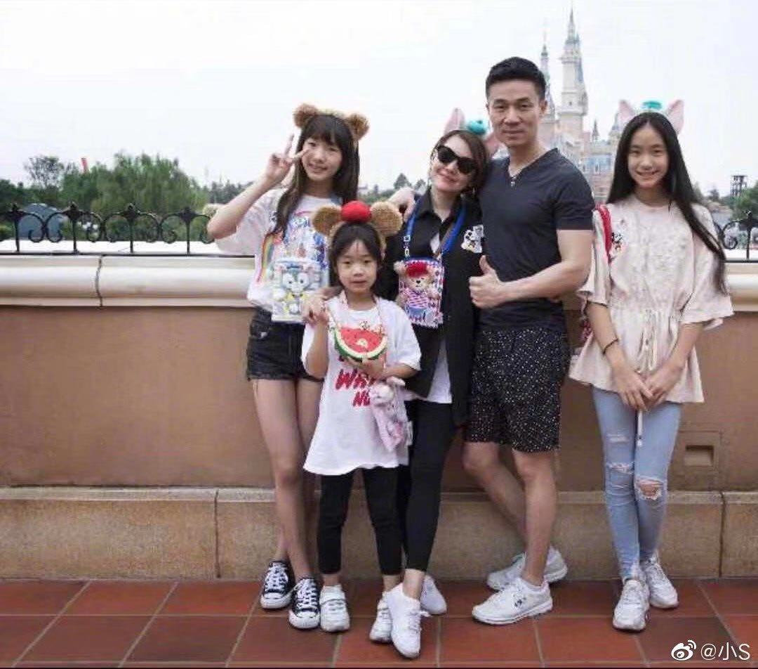 风波后小s晒全家福大秀恩爱,许雅钧的姿势亮了