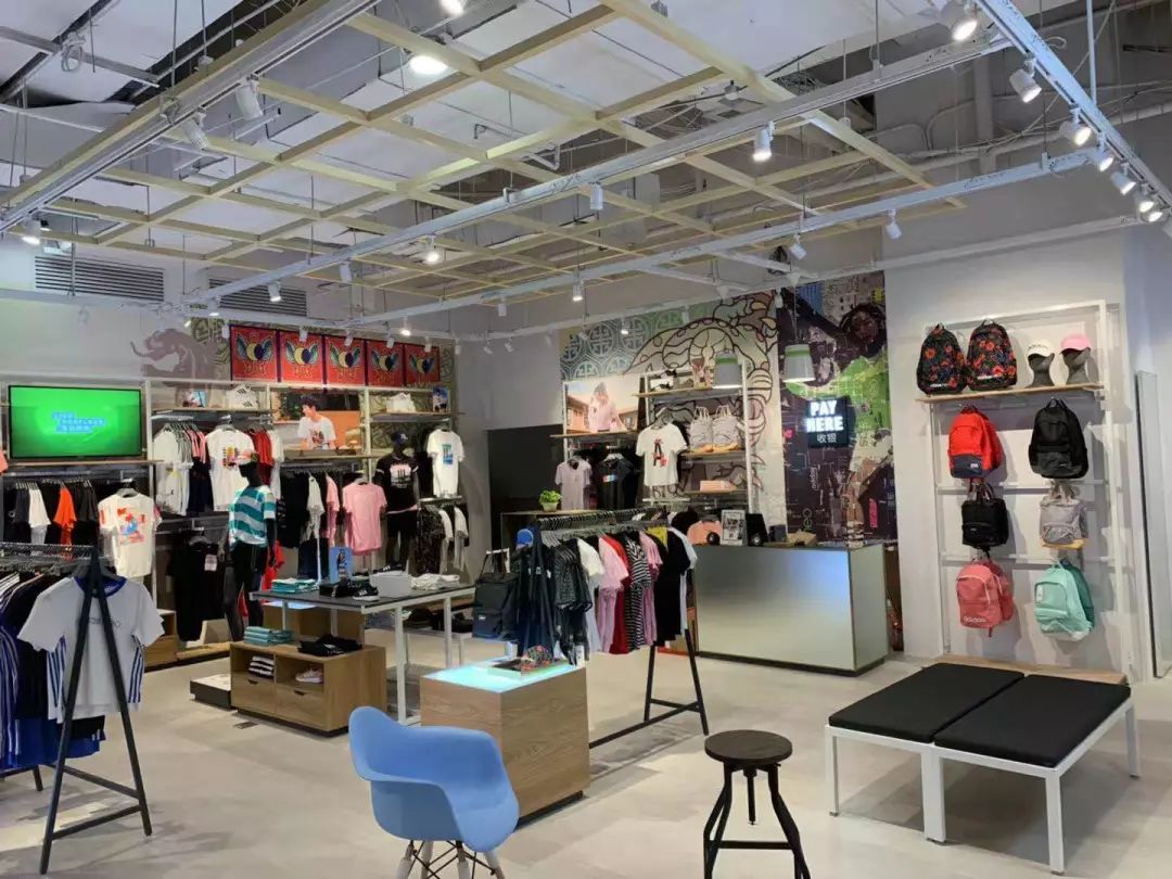 店内市售鞋服新品,更结合时下潮流趋势,提供多元穿搭灵感.