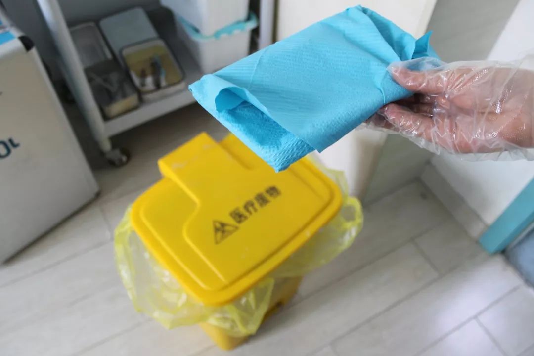 护士要先把损伤性医疗废物毁形,放入锐器盒,24小时内统一回收.