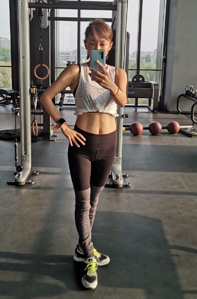 46岁的牛莉,靠健身再火了一把,比同龄人都年轻!