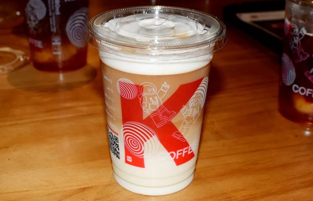 据说这个夏天kfc要用最新的kcoffee联名杯带大家畅游宇宙