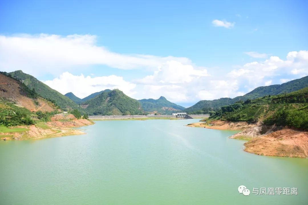 凤溪水库雨过天晴的夏季云雾弥漫在山腰间,久久未散开如仙境般的梦幻