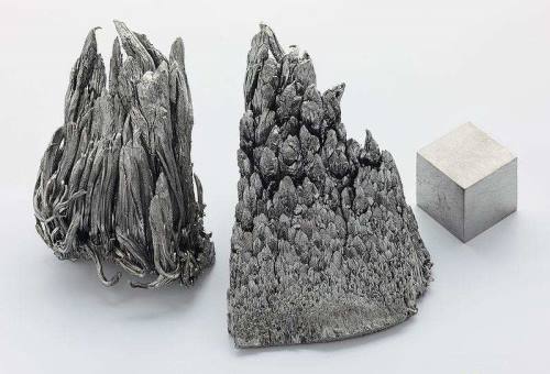 根据稀土元素原子电子层结构和物理化学性质,以及它们在矿物中共生
