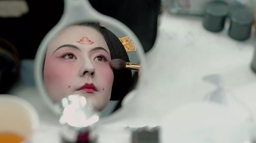 而面靥,则是唐妆里另一种颇具特色的妆饰,它通过施于面颊酒窝处的两枚