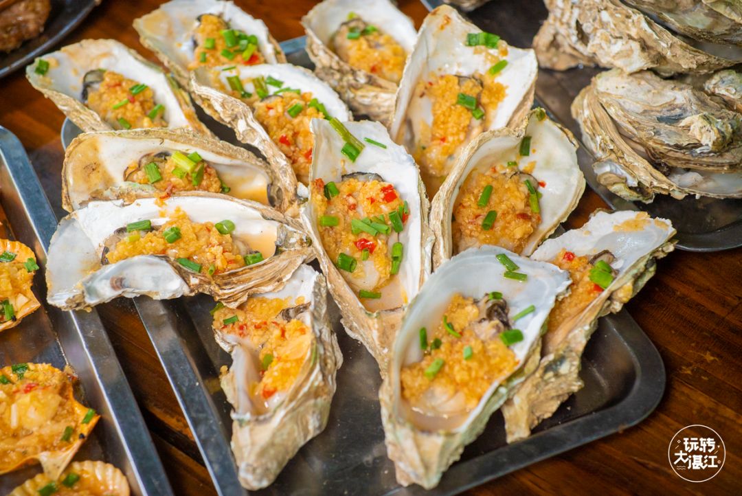 ① 比鞋子还大的官渡生蚝如果说夏天的湛江是被烧烤包围的,那7月的