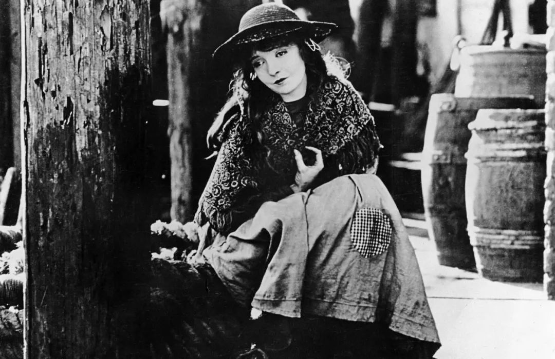 在1919年的电影《残花泪》中,由白人饰演的中国男人程欢,在报复欺负心