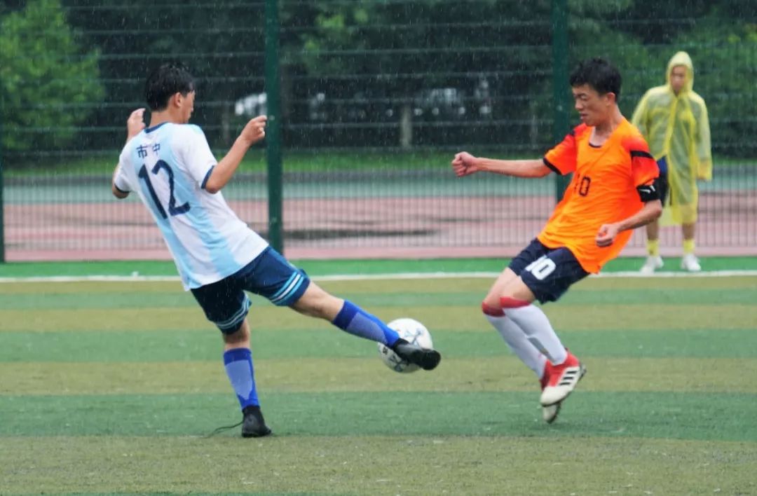 无足球不青春阳光体育联赛高中生足球比赛雨中落幕