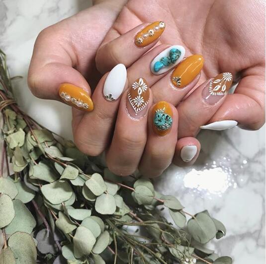 浪漫有型15款波西米亚风美甲参考流苏花卉图腾天然石在指尖