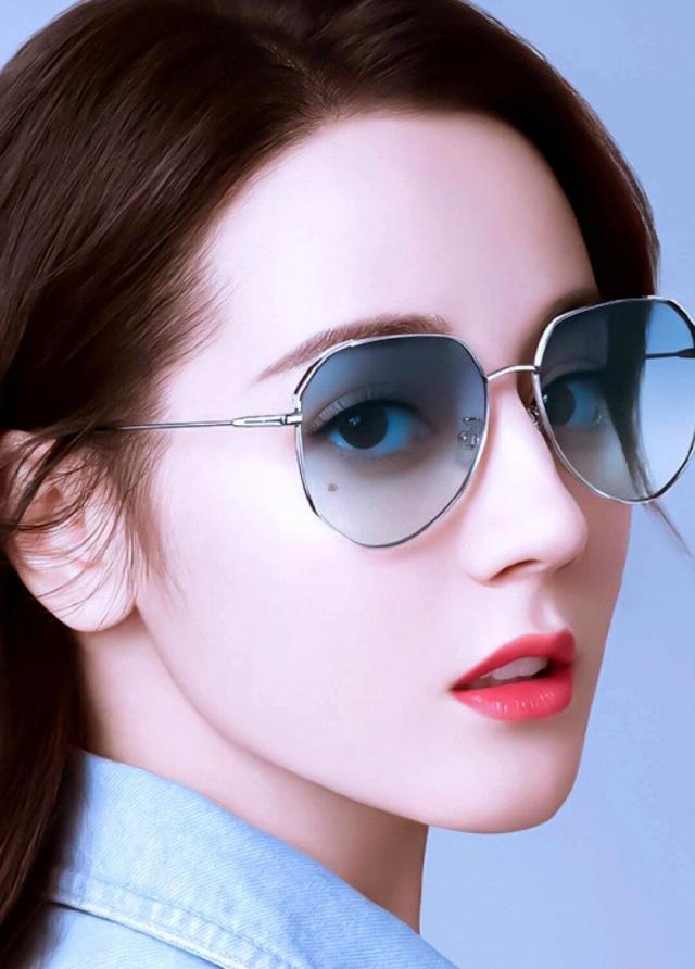 迪丽热巴开心一笑皓齿与红唇相配恰似花蕾绽放