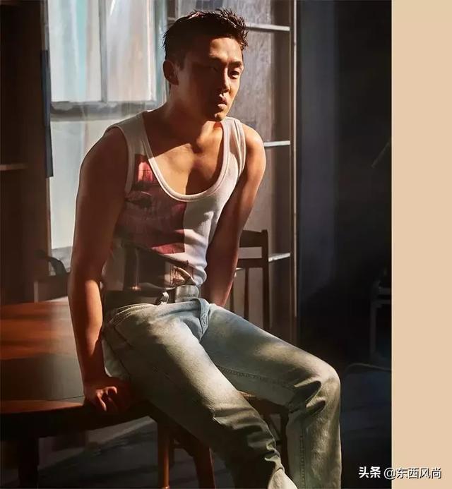 刘亚仁夏日就应该秀出好身材,最简单就是最好的.