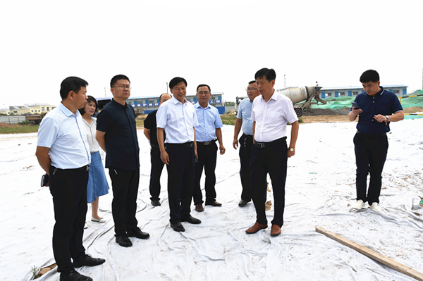 县委副书记,县长曹拥军调研重点项目建设及环境保护工作