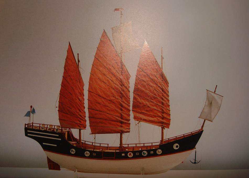 (当时广东明朝水师装备的主力战船模型,可见火力与英国商船有不小差距