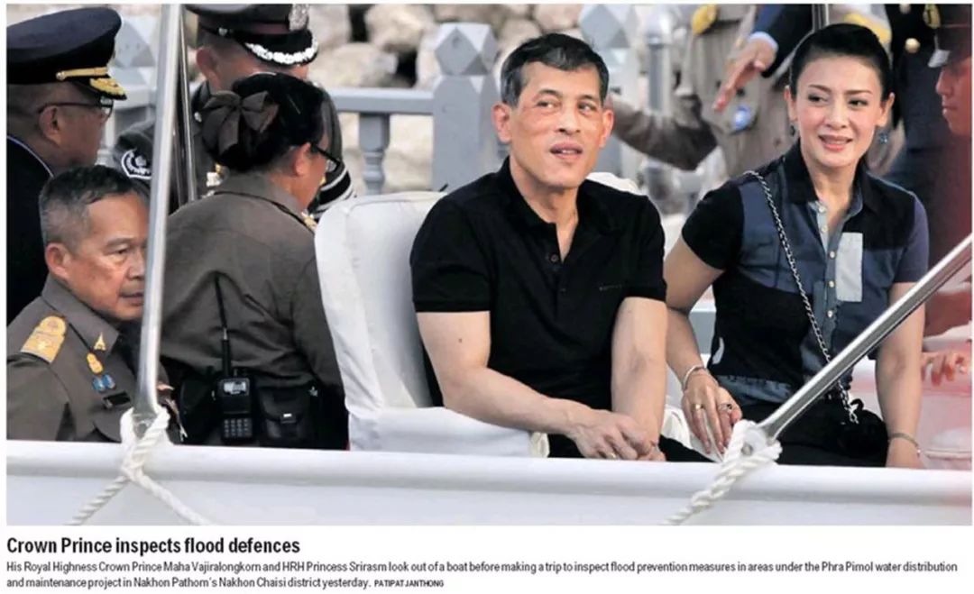 67岁泰国国王单手抱娃,动作比前妻还到位,演绎帅气"奶爸"气质