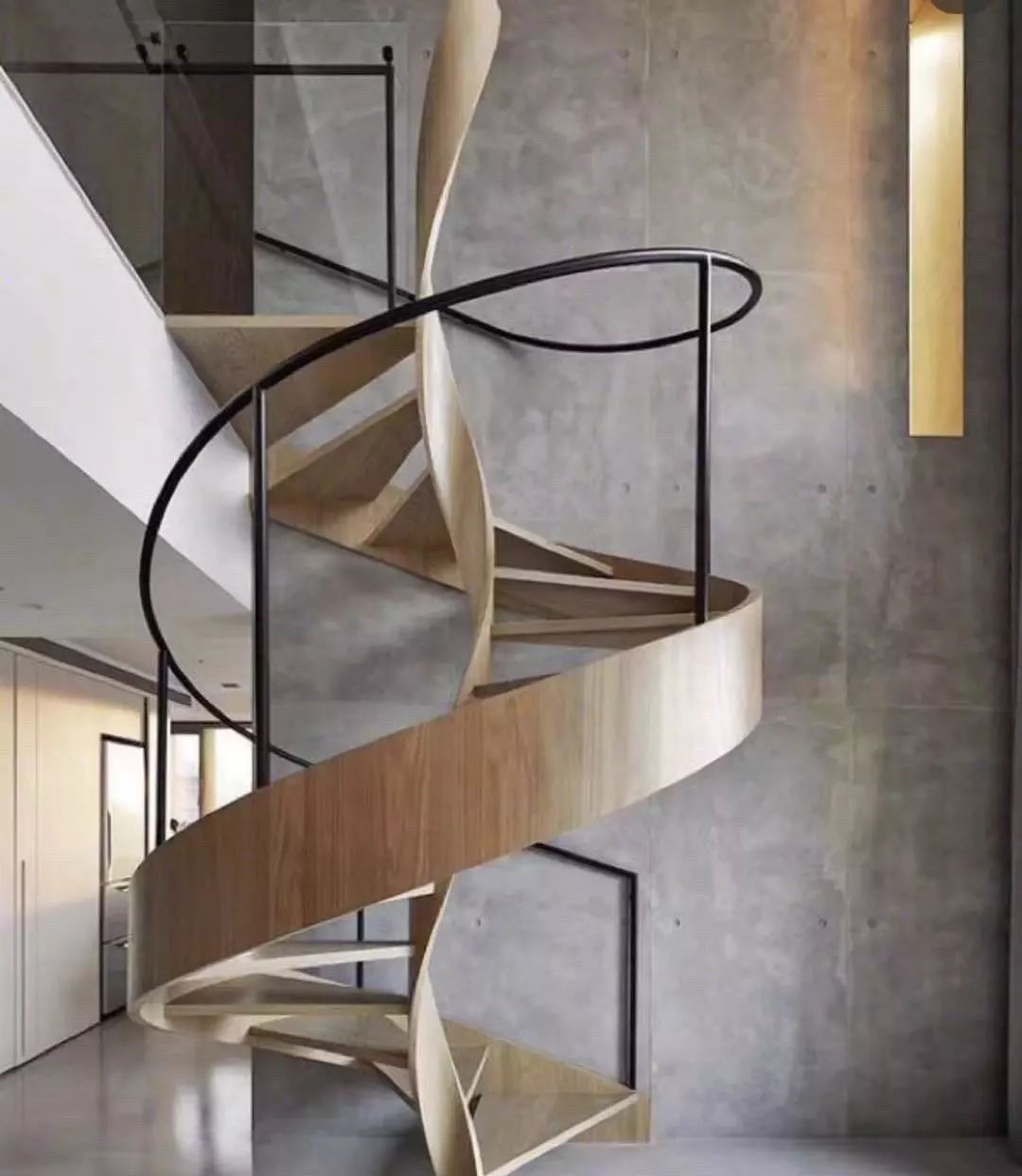旋转楼梯的空间感流线造型美观典雅让人不觉得拥挤创意式在家里创意也