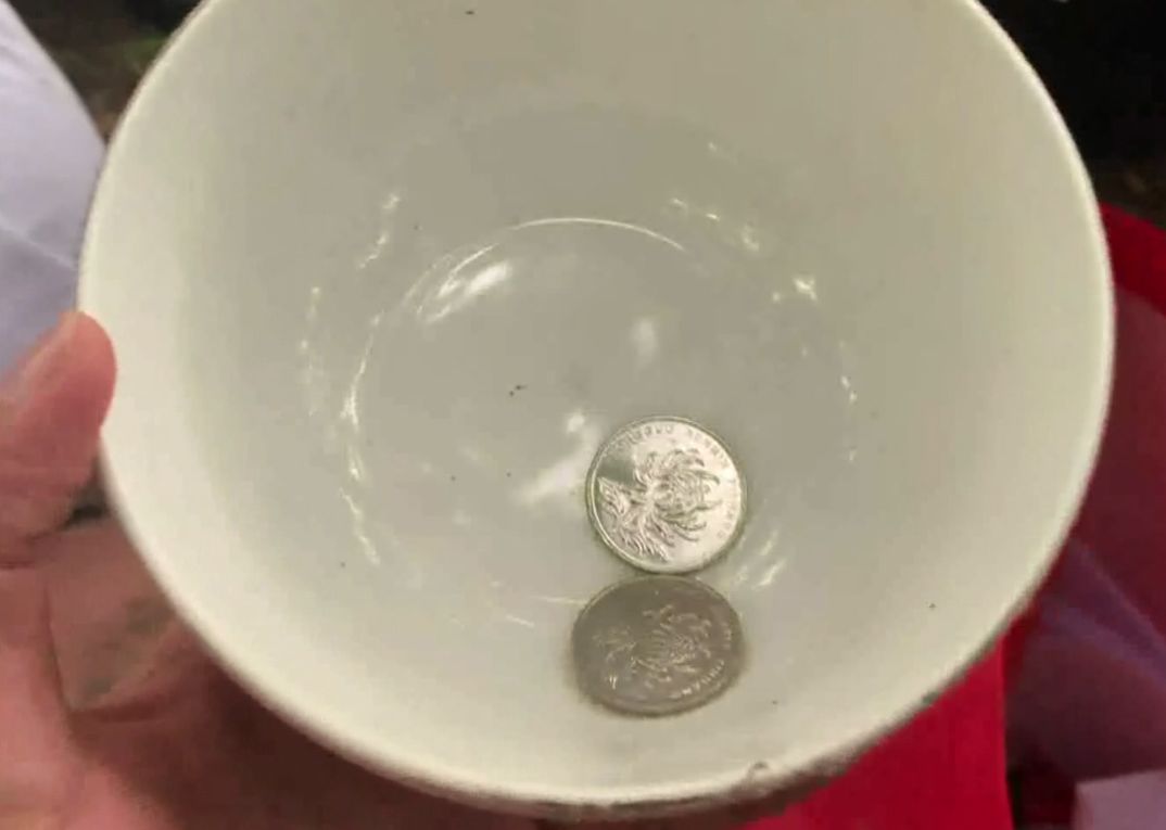 赌博时,参赌人员将两枚一元硬币放入碗中,以猜硬