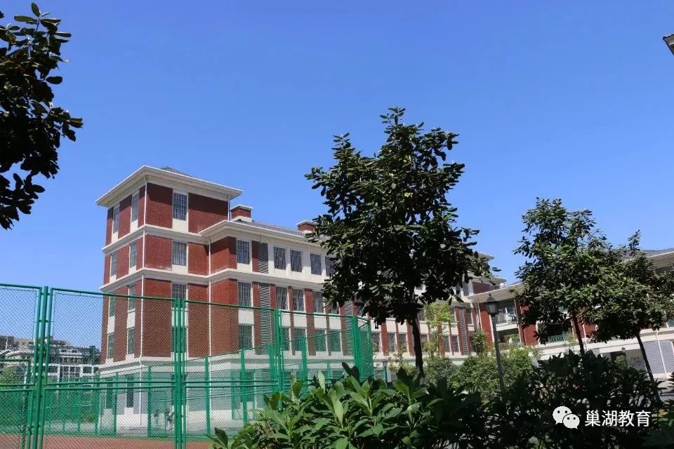巢湖市人民路小学坐落于卧牛山北麓,东,西两个校区隔山相望,现有学生